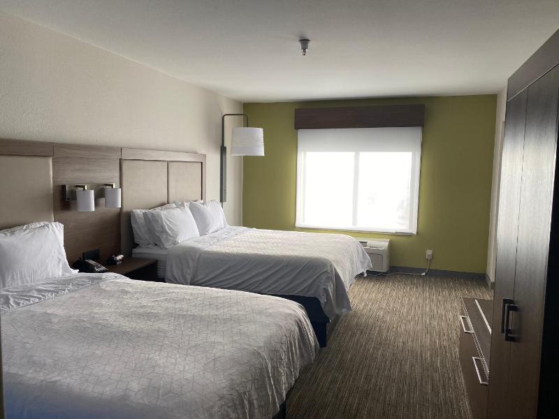 Queen Suite with Two Queen Beds and Sofa Bed image 4