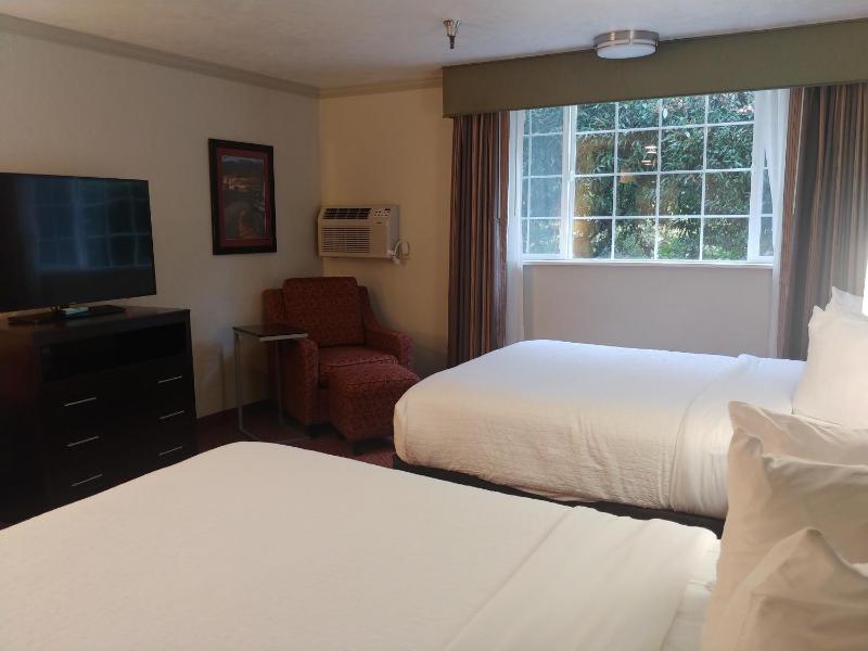 Queen Room with Two Queen Beds image 3