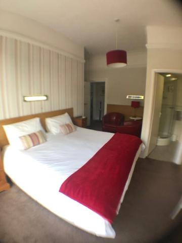 Double or Twin Room with Private Bathroom image 2