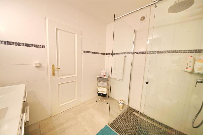 Riviera Beach | One-Bedroom Apartment with Garden and Lake View image 4