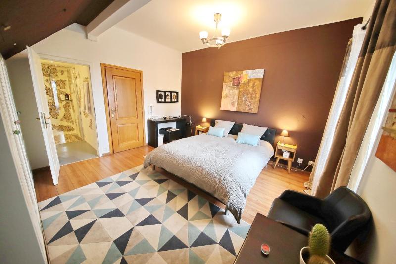 Corseaux Beach | Superior Double Room with Partial Lake View image 4