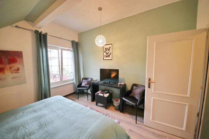Corseaux Beach | Standard Double or Twin Room with Partial Lake View image 3
