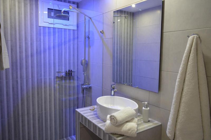 Classic Quadruple Room image 2