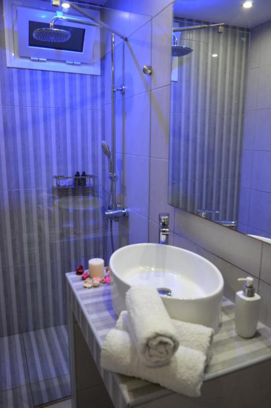 Classic Quadruple Room image 3