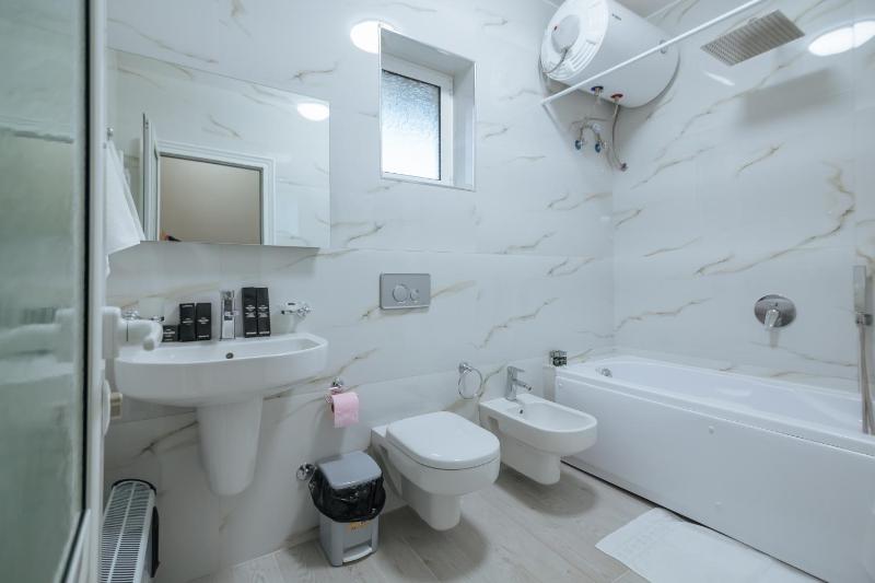 Standard King Room image 3