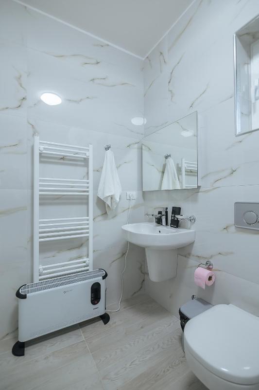 Standard King Room image 4