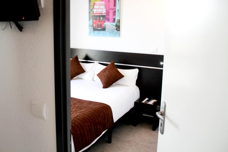One-Bedroom Apartment image 3