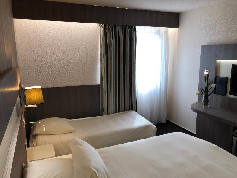 Standard Triple Room (1 double bed + 1 single bed) image 3