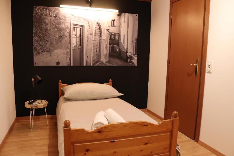 Large Single Room image 4