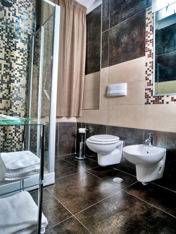 Double Room image 3