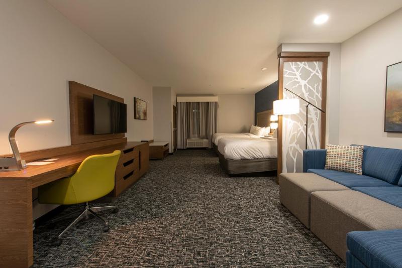 Executive Queen Suite with Two Queen Beds - Non-Smoking image 2