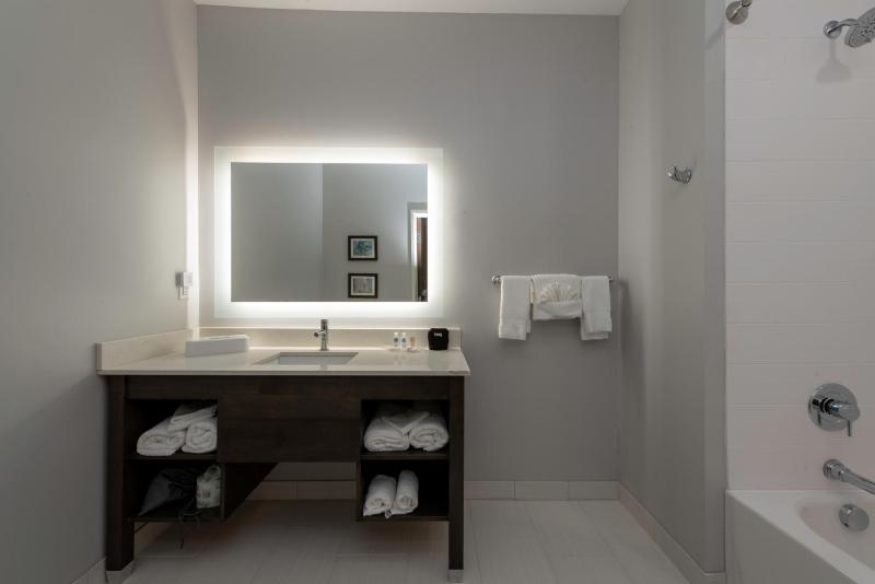 Executive Queen Suite with Two Queen Beds - Non-Smoking image 4