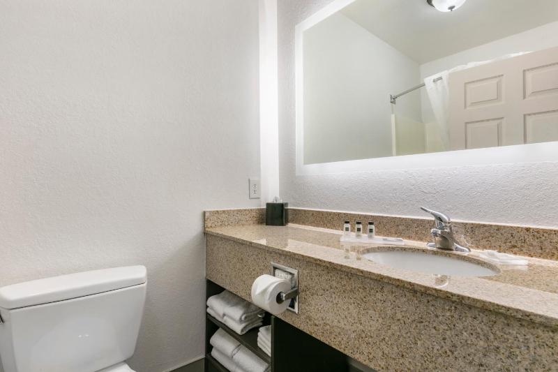 King Suite - Accessible/Non-Smoking image 4