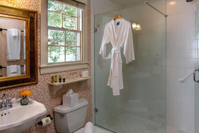 Deluxe Queen Room image 2