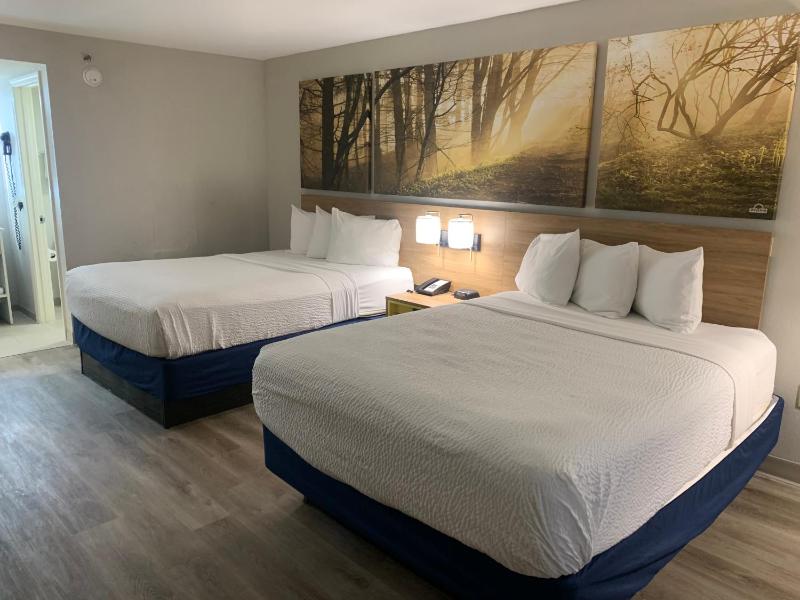 Queen Room with Two Queen Beds - Non-Smoking image 3