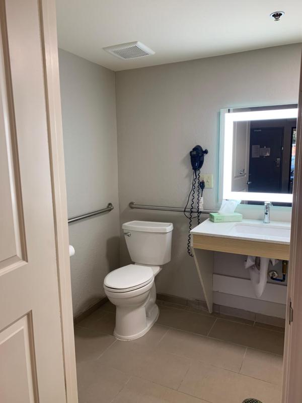 King Room with Walk-in Shower - Mobility Access/Non-Smoking image 4