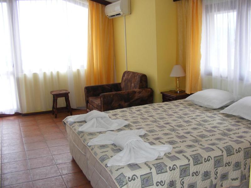 Studio with Balcony (2 Adults + 1 Child) image 4
