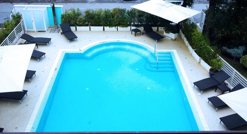 Deluxe Double Room with Pool View image 2