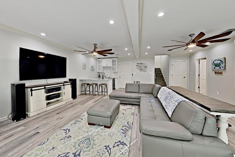 Six-Bedroom House image 2