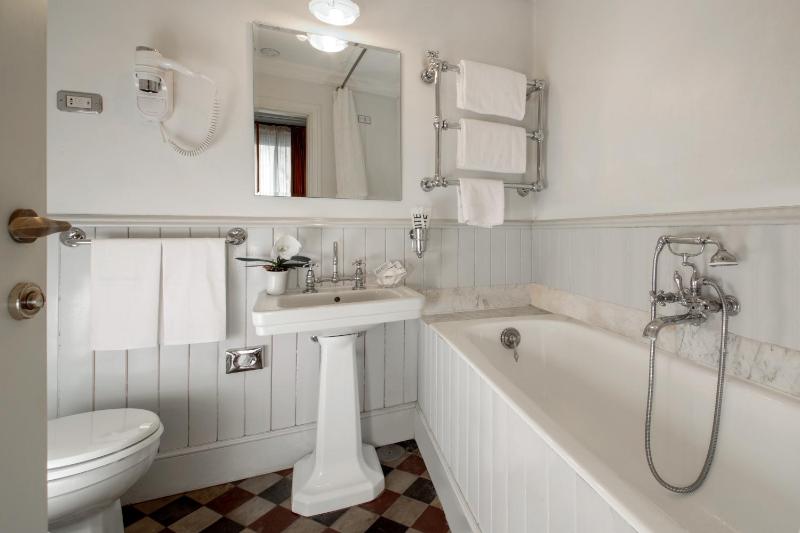 Double or Twin Room image 4