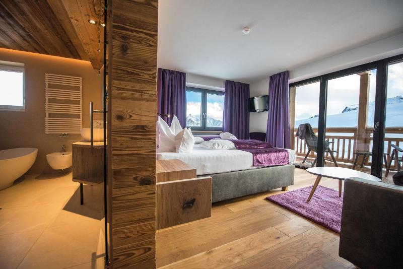 Deluxe Double Room with Bath image 4