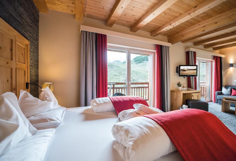 Junior Suite with Balcony image 4