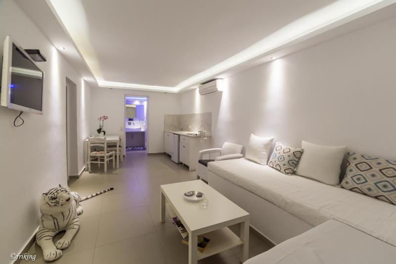 Honeymoon Suite with Hot Tub and Sea View image 3