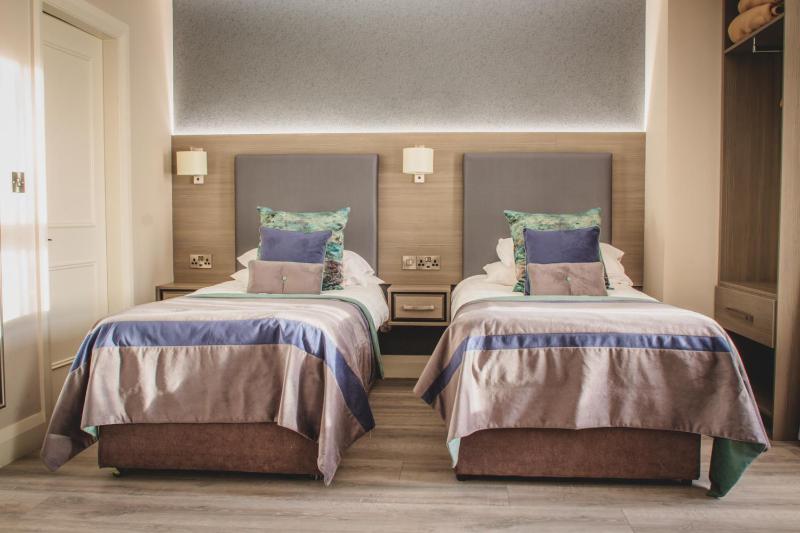 Twin Room image 3