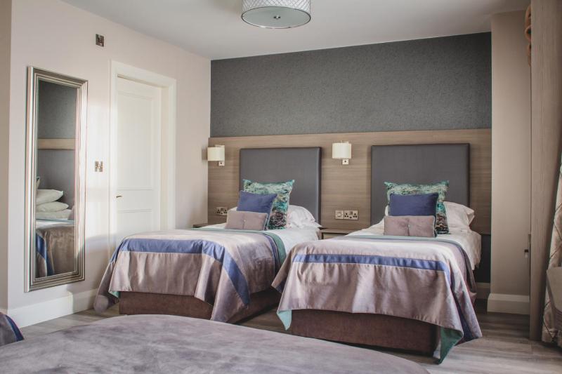 Twin Room image 4