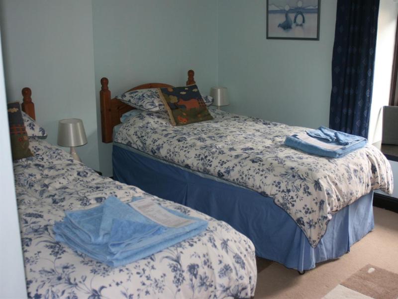 Twin Room with Shower image 1