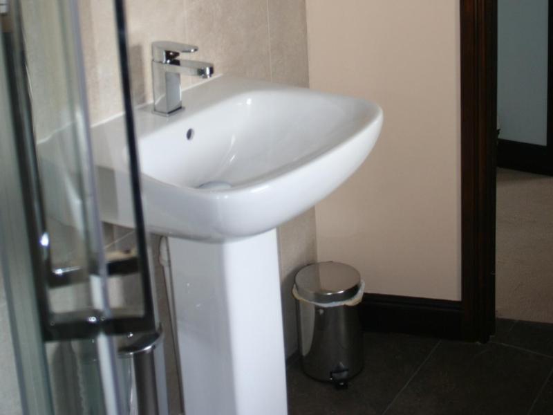 Twin Room with Shower image 2