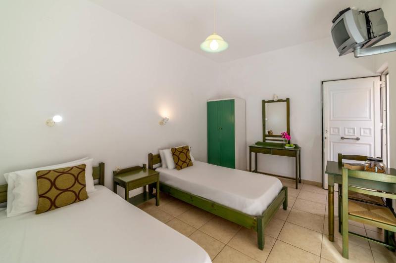 Standard Twin Room image 3