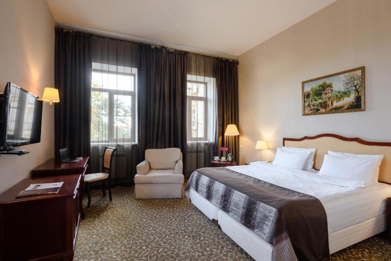 Standard King Room image 3