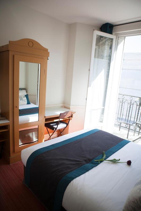 Classic Double Room with Balcony image 3