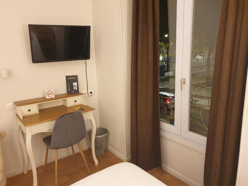Twin Room image 4