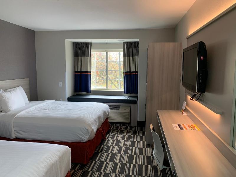 Queen Room with Two Queen Beds - Disability Access/Non-Smoking image 4