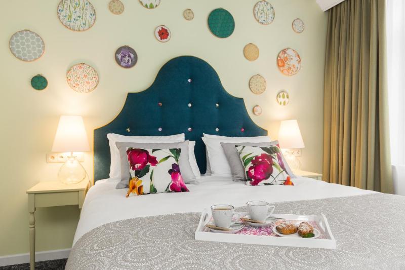 Premium King Room with City View image 3