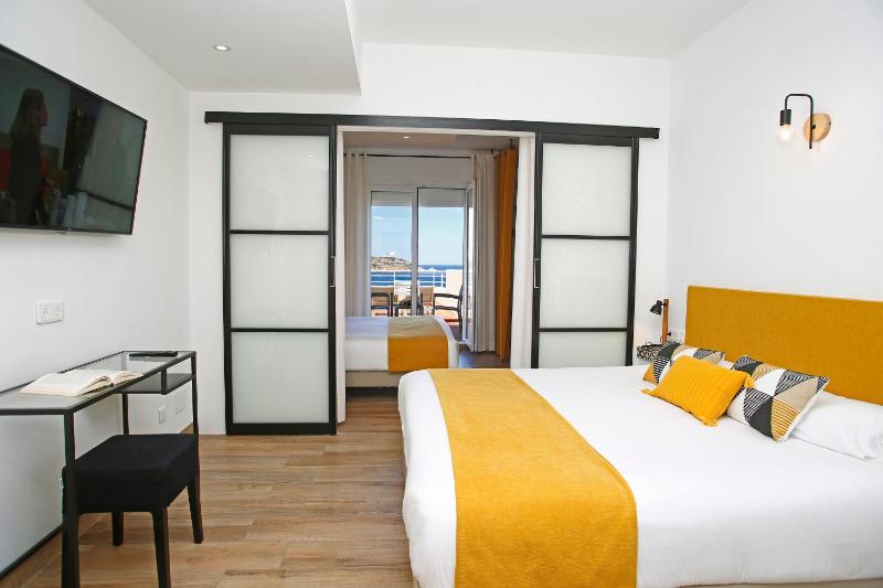 Panorama Quadruple Room with Balcony and Sea View image 4