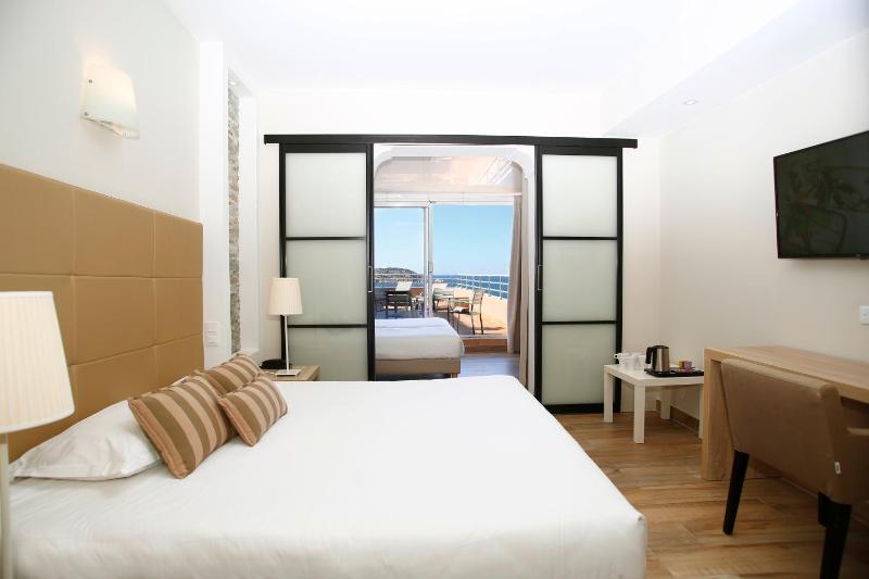 Panorama Quadruple Room with Balcony and Sea View image 1