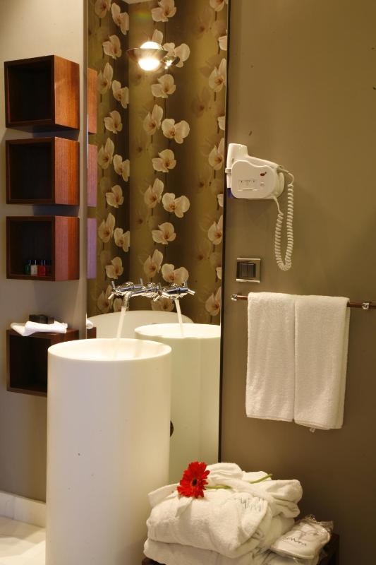 Deluxe Room image 2