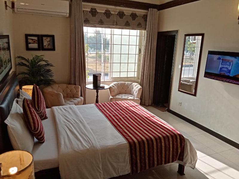 Deluxe King Room image 2