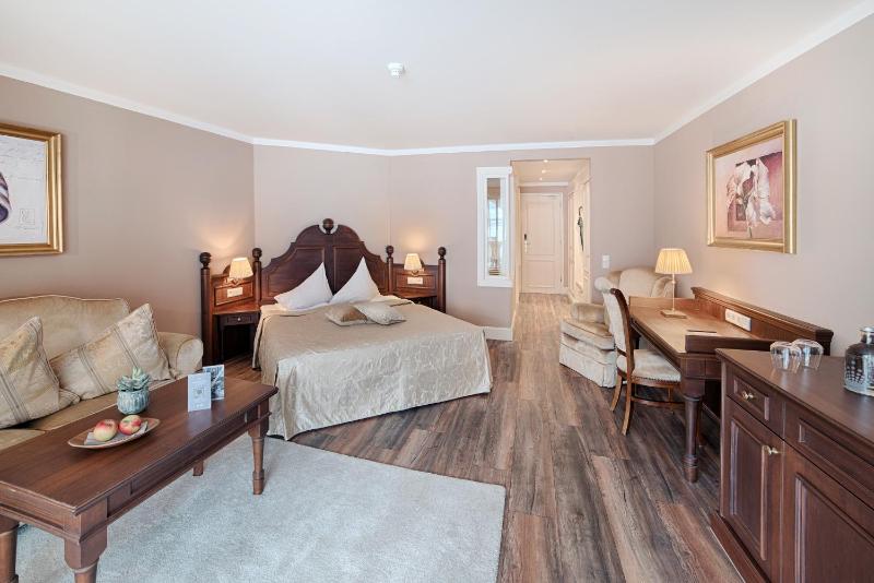 Deluxe Double Room with Balcony image 1