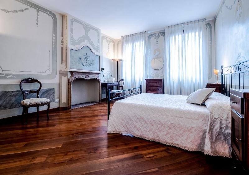 Double Room with Private External Bathroom image 3