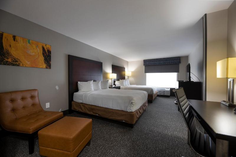 Queen Room with Two Queen Beds - Non-Smoking image 2