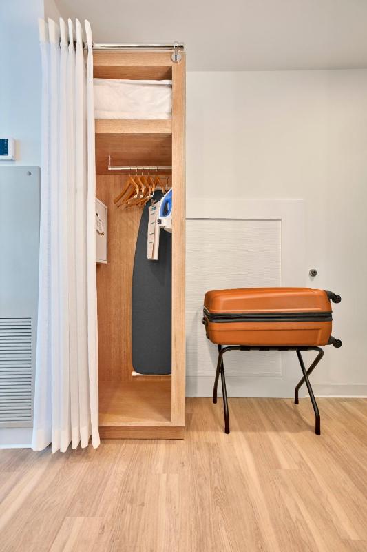 Standard Room Hearing Accessible (Includes Early Park Admission*) image 4