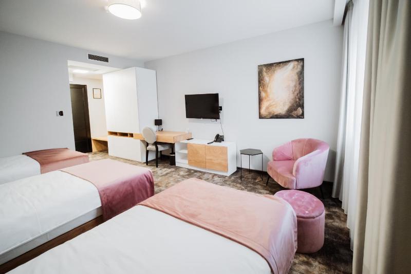 Deluxe Triple Room image 4