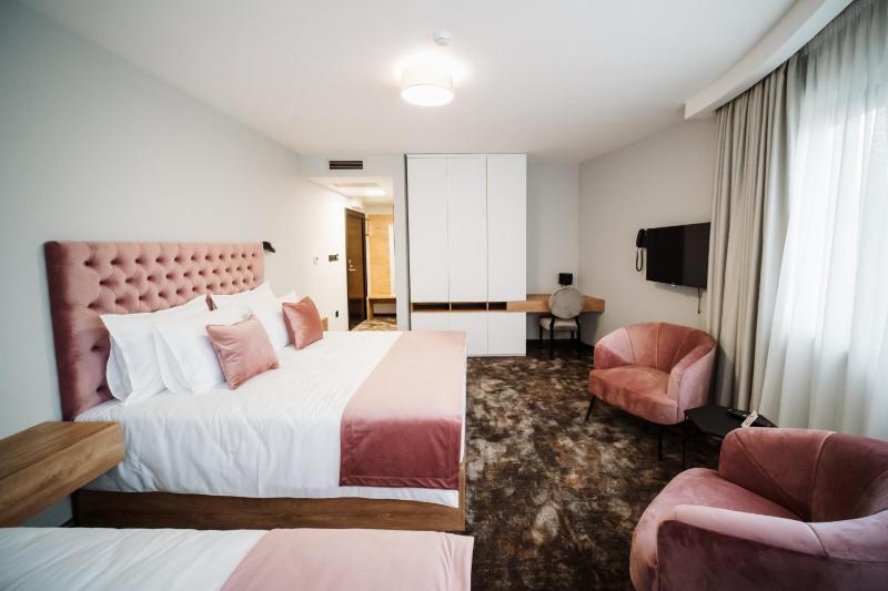 Deluxe Triple Room image 3