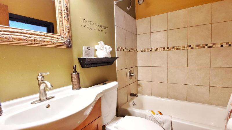 Deluxe Queen Room with River View image 2