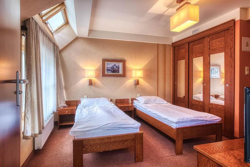 Twin Room image 3
