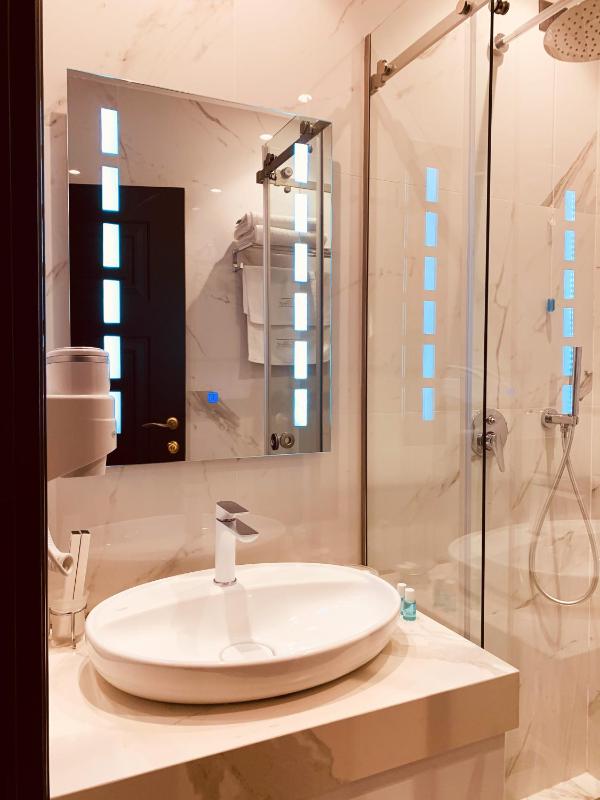 Deluxe Double Room with Sea View image 3